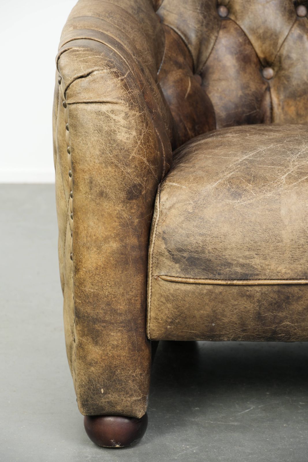 1042.0 Unique, Stylish, And Comfortable Cowhide Chesterfield Club Armchair With A Beautiful Color Combination. photo