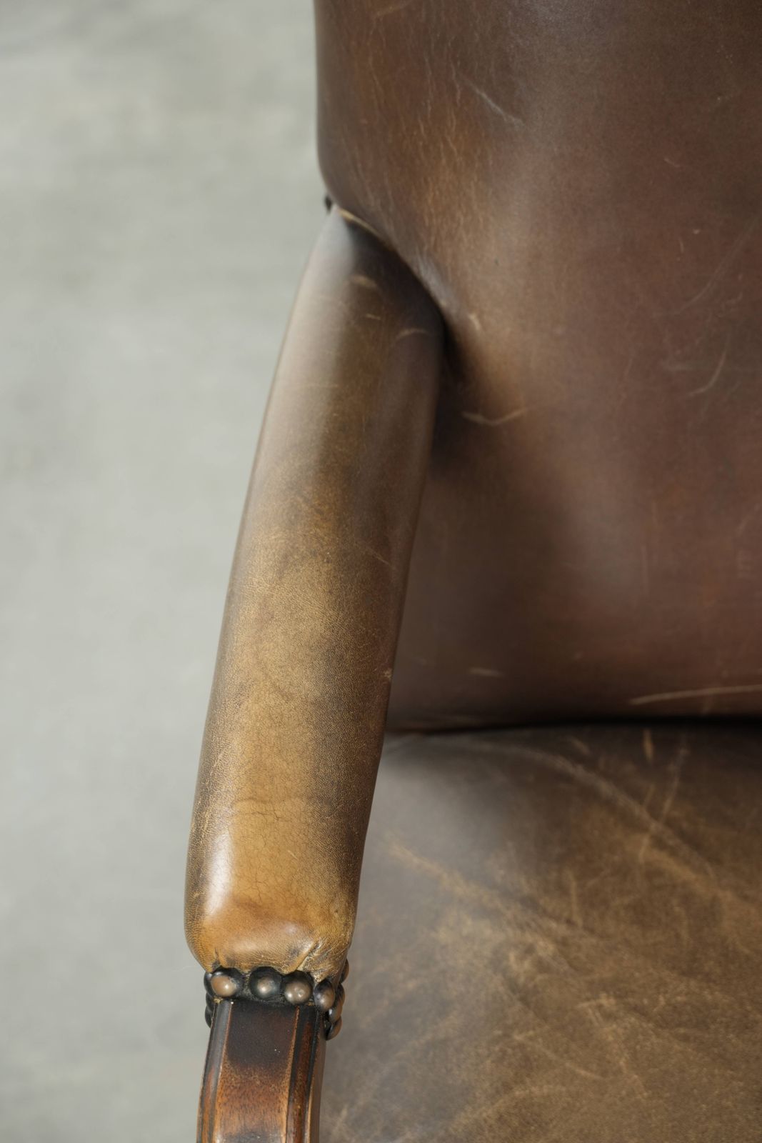 Houten Gainsborough Stoel Met Koeienleren Bekleding photo buy