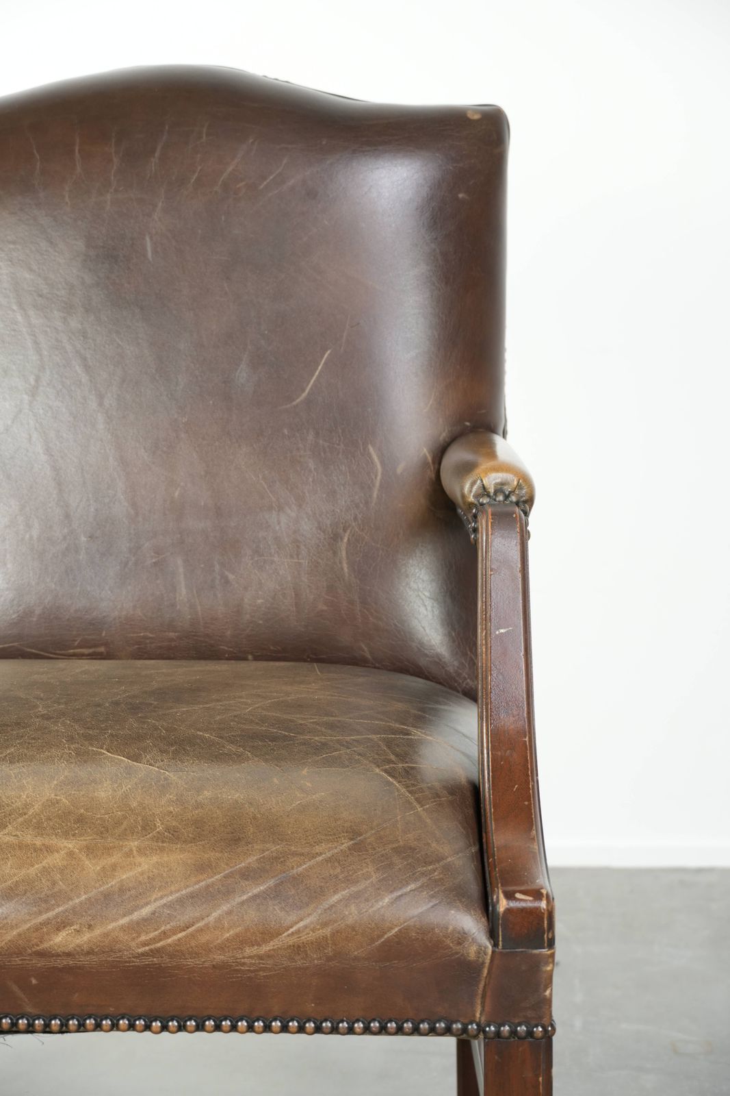 476.0 Beautiful Luxury Wooden And Cowhide Leather English Gainsborough Side/Desk/Chair With A Stunning Appearance photo