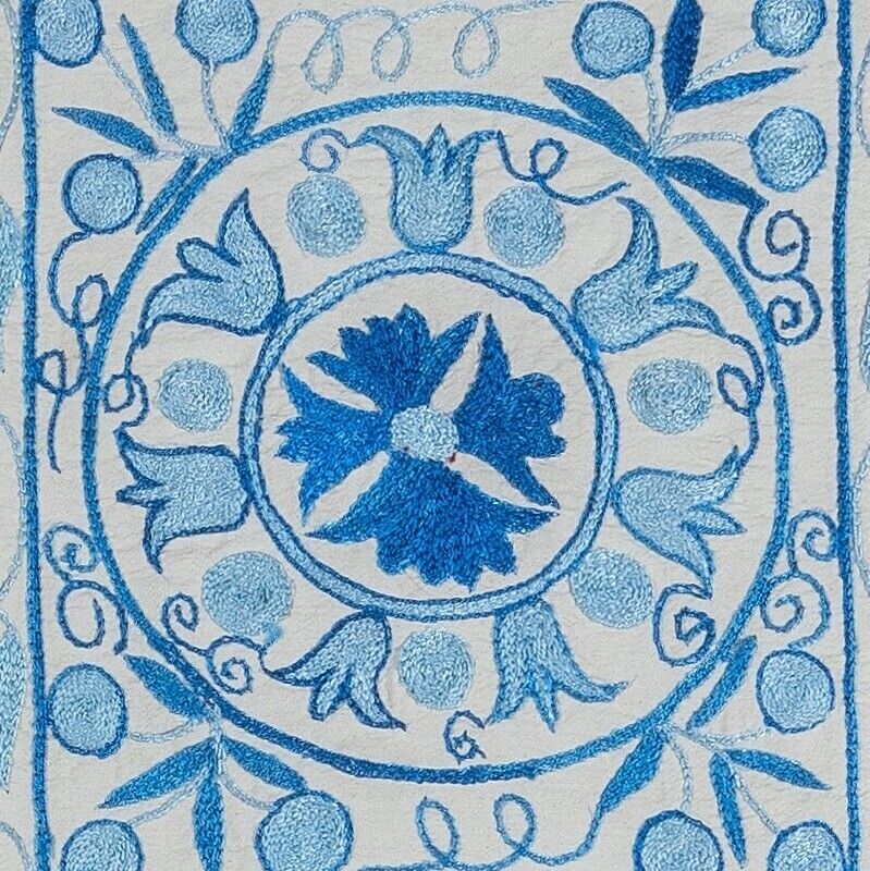 Housse de coussin brodée en soie. Taie d'oreiller suzani crème et bleu clair. 16" x 18" photo furniture