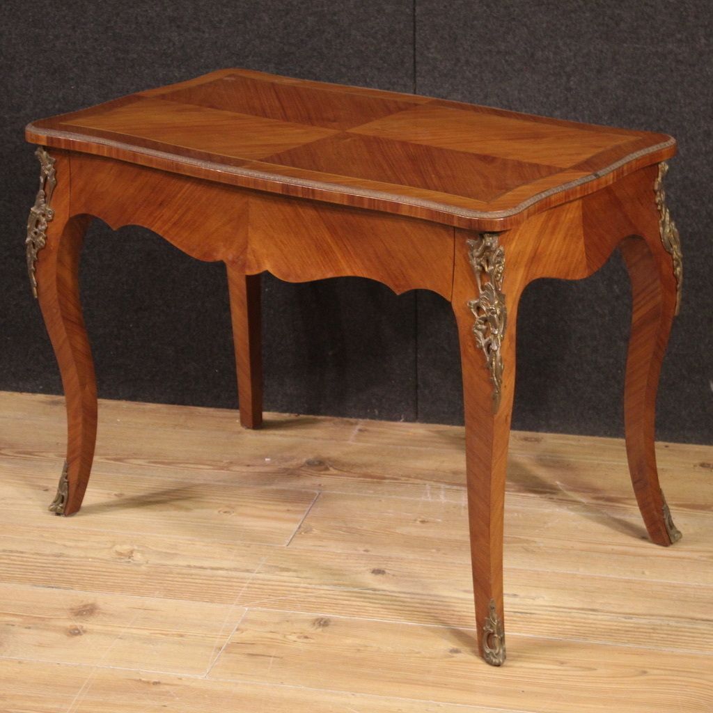 Table basse élégante du XXe siècle photo Mobilier