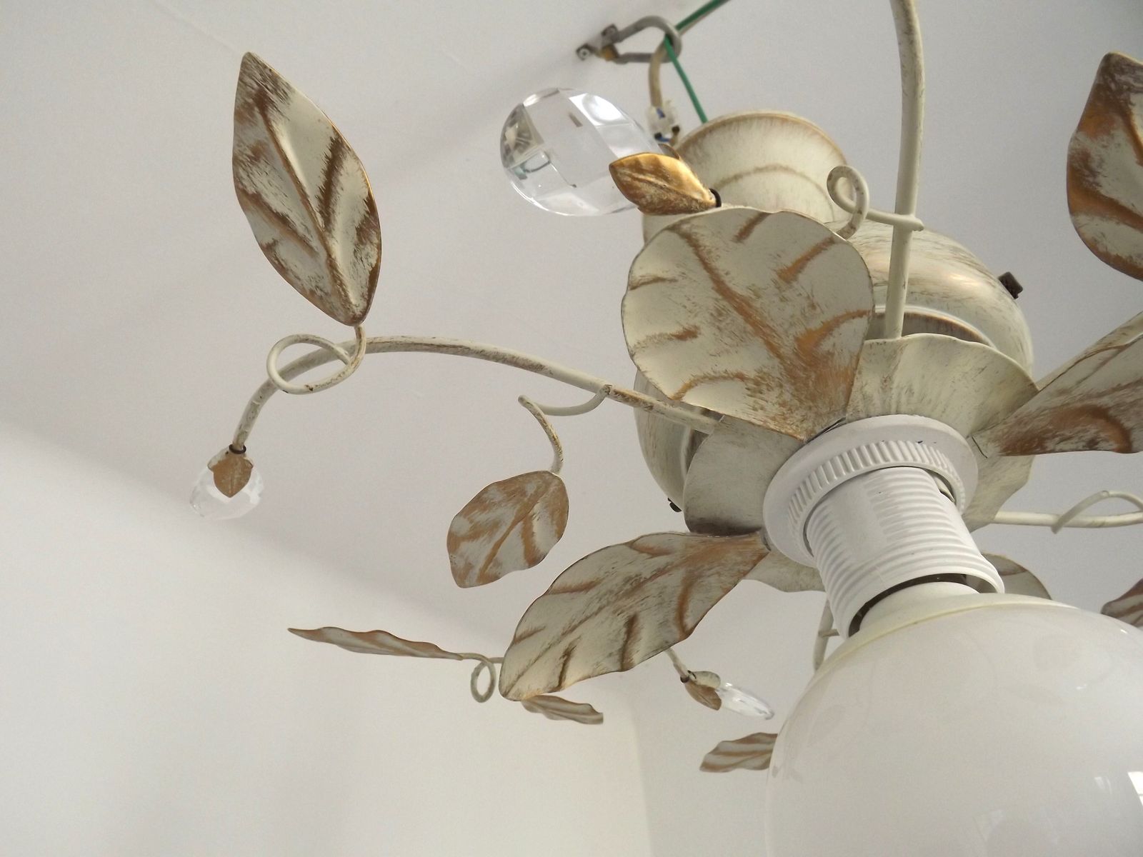 photo for sale Charmante vintage tôlerie plafondlamp – halfverzonken montage – crème en goud met glazen kristalkralen