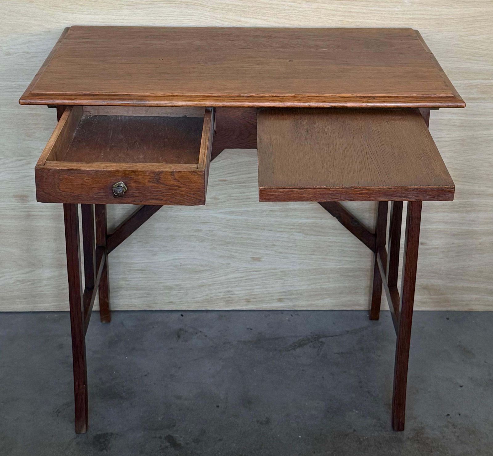 photo for sale Table d'appoint baroque espagnole en noyer foncé avec tiroir, restaurée