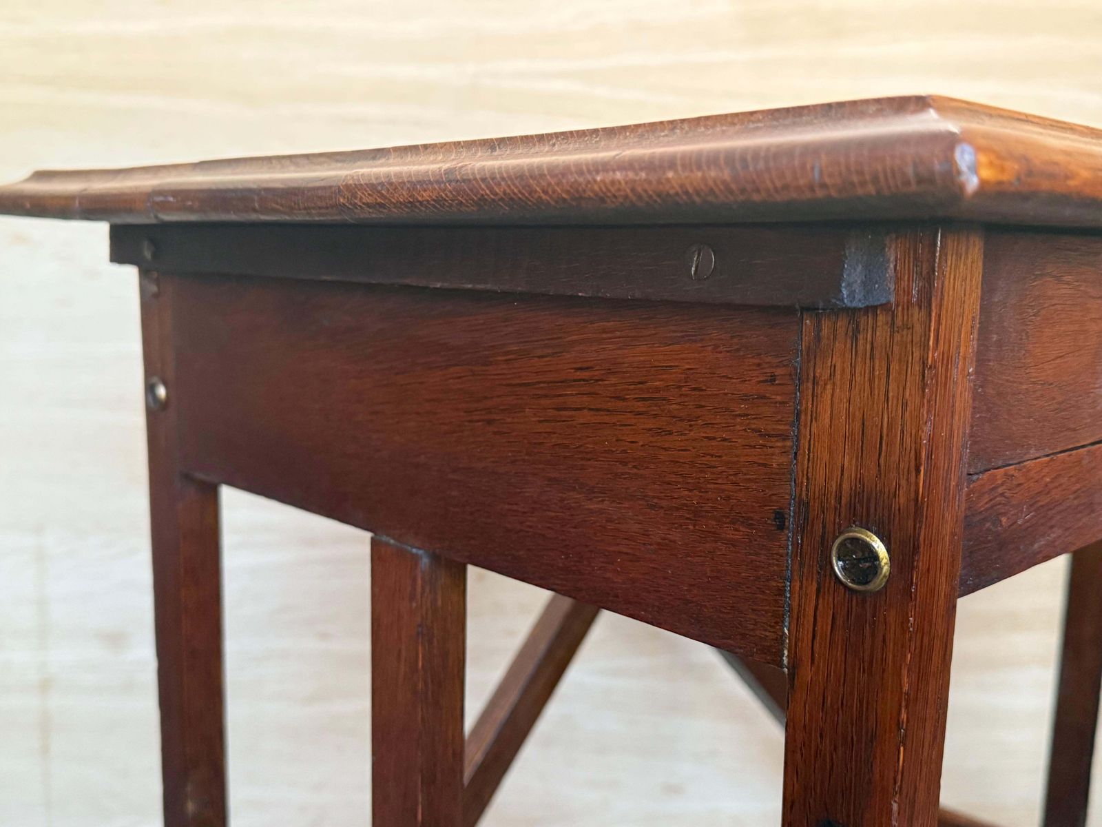 photo vintage Table d'appoint baroque espagnole en noyer foncé avec tiroir, restaurée