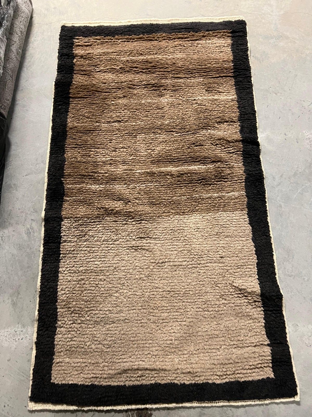 Tapis Tulu noué à la main, 1,10 x 1,70 m. 100 % laine. Motif à bordure beige, marron et noir photo furniture