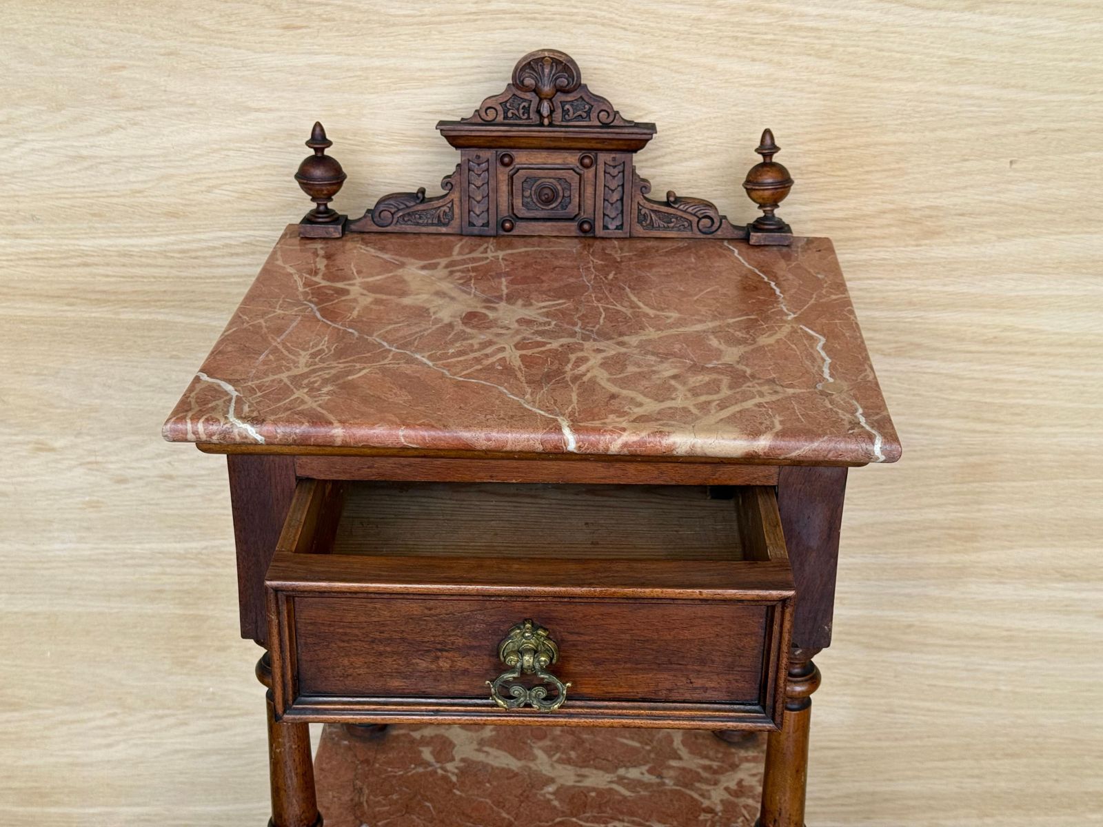 photo for sale Table de nuit Louis XVI en noyer, plateau en marbre, XIXe siècle, France