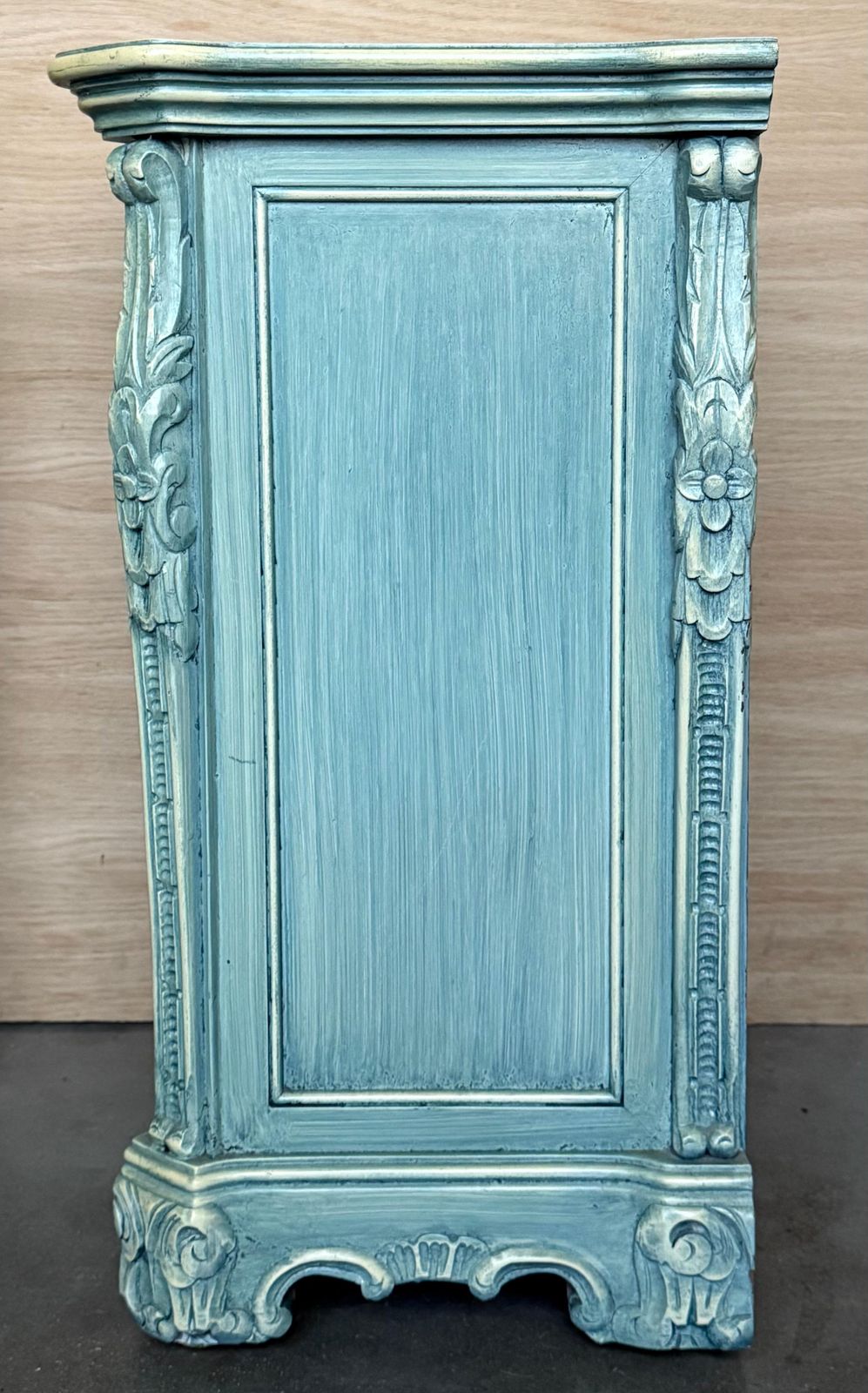 Vous souhaitez d'autres photos ou vidéos ? Contactez le vendeur pour en faire la demande. Contacter le vendeur  Paire de tables de chevet en bois massif sculpté turquoise à cinq tir photo vinterior
