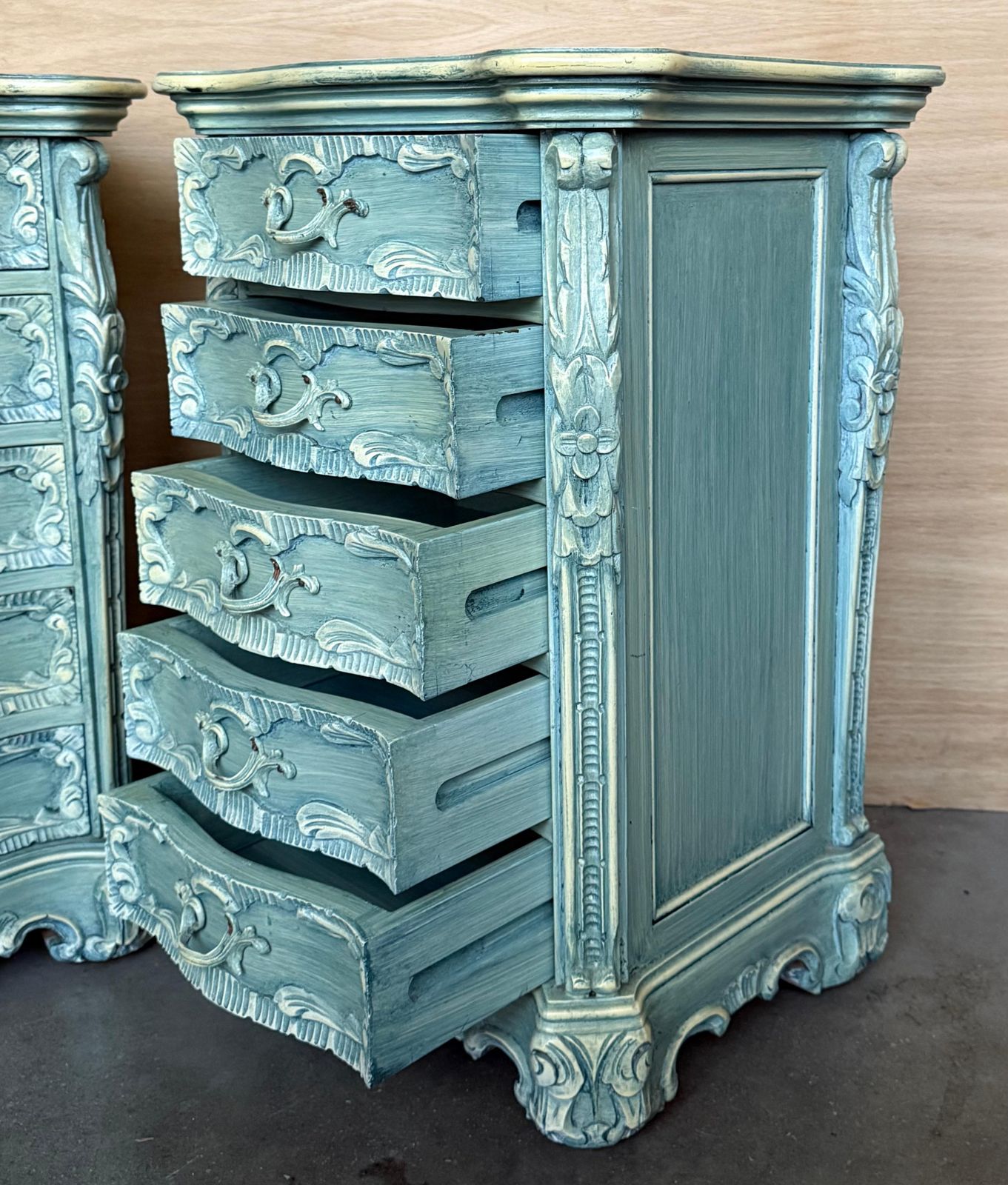 Vous souhaitez d'autres photos ou vidéos ? Contactez le vendeur pour en faire la demande. Contacter le vendeur  Paire de tables de chevet en bois massif sculpté turquoise à cinq tir photo vintage
