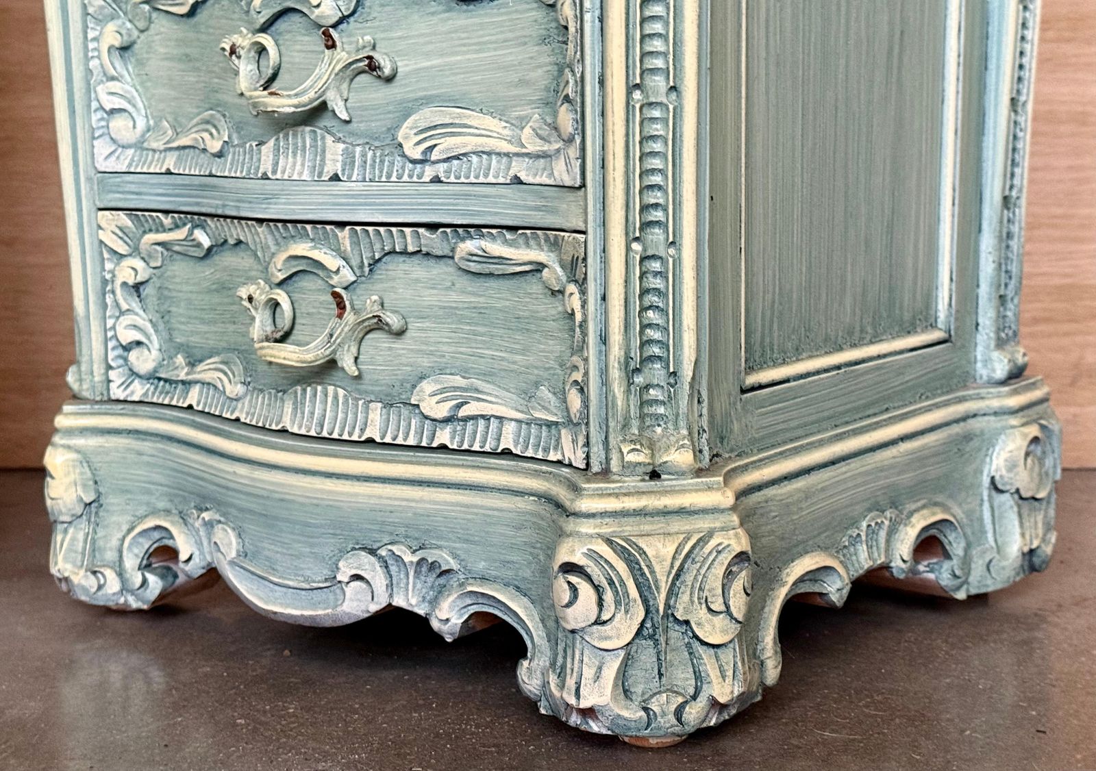 photo for sale Vous souhaitez d'autres photos ou vidéos ? Contactez le vendeur pour en faire la demande. Contacter le vendeur  Paire de tables de chevet en bois massif sculpté turquoise à cinq tir