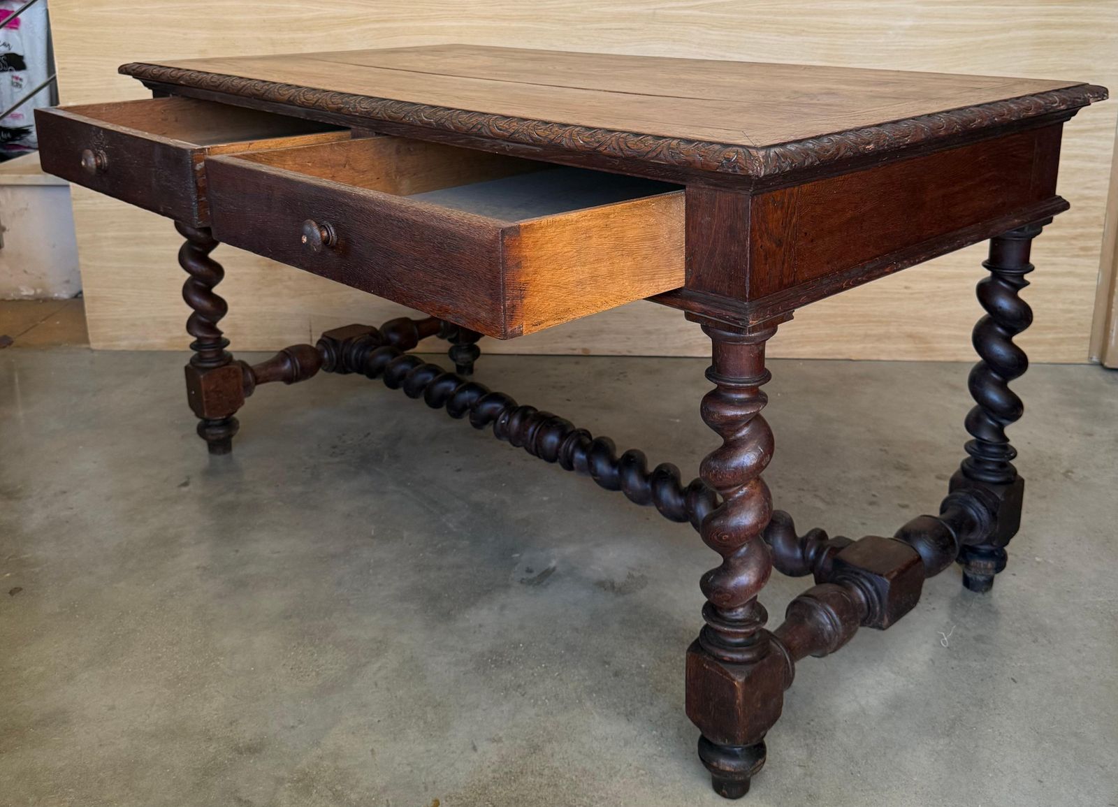photo furniture Bureau ou console espagnol en noyer, XIXe siècle, deux tiroirs, pieds salomoniques