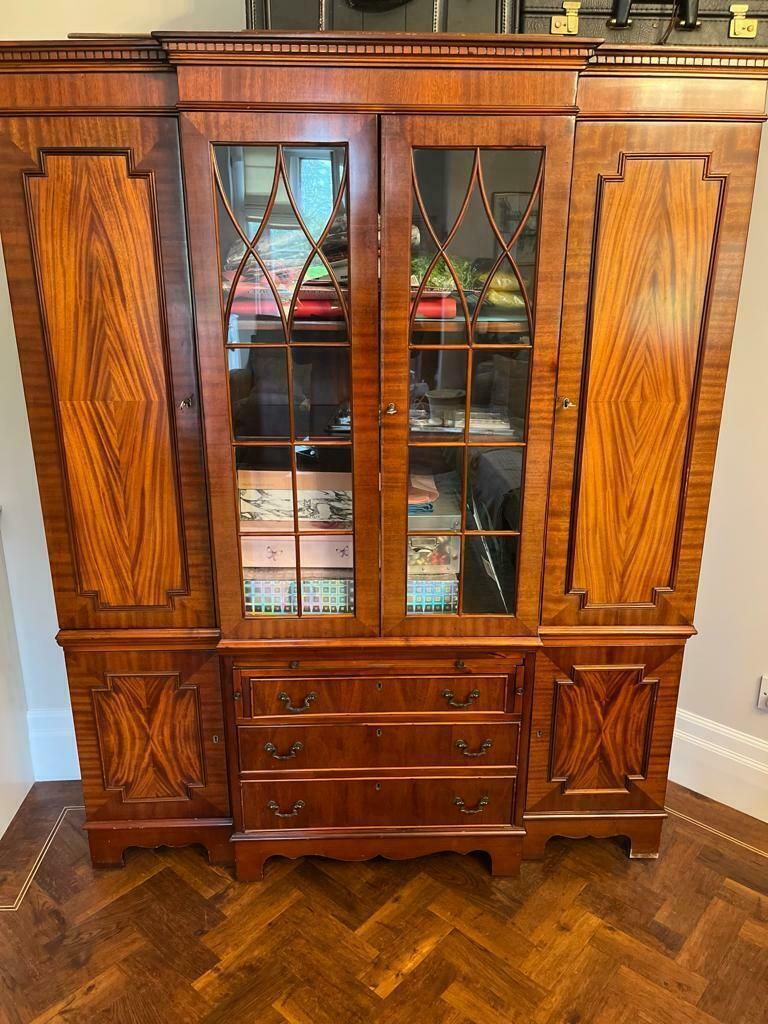Beautiful Reproduction Mahogany Unit Dresser