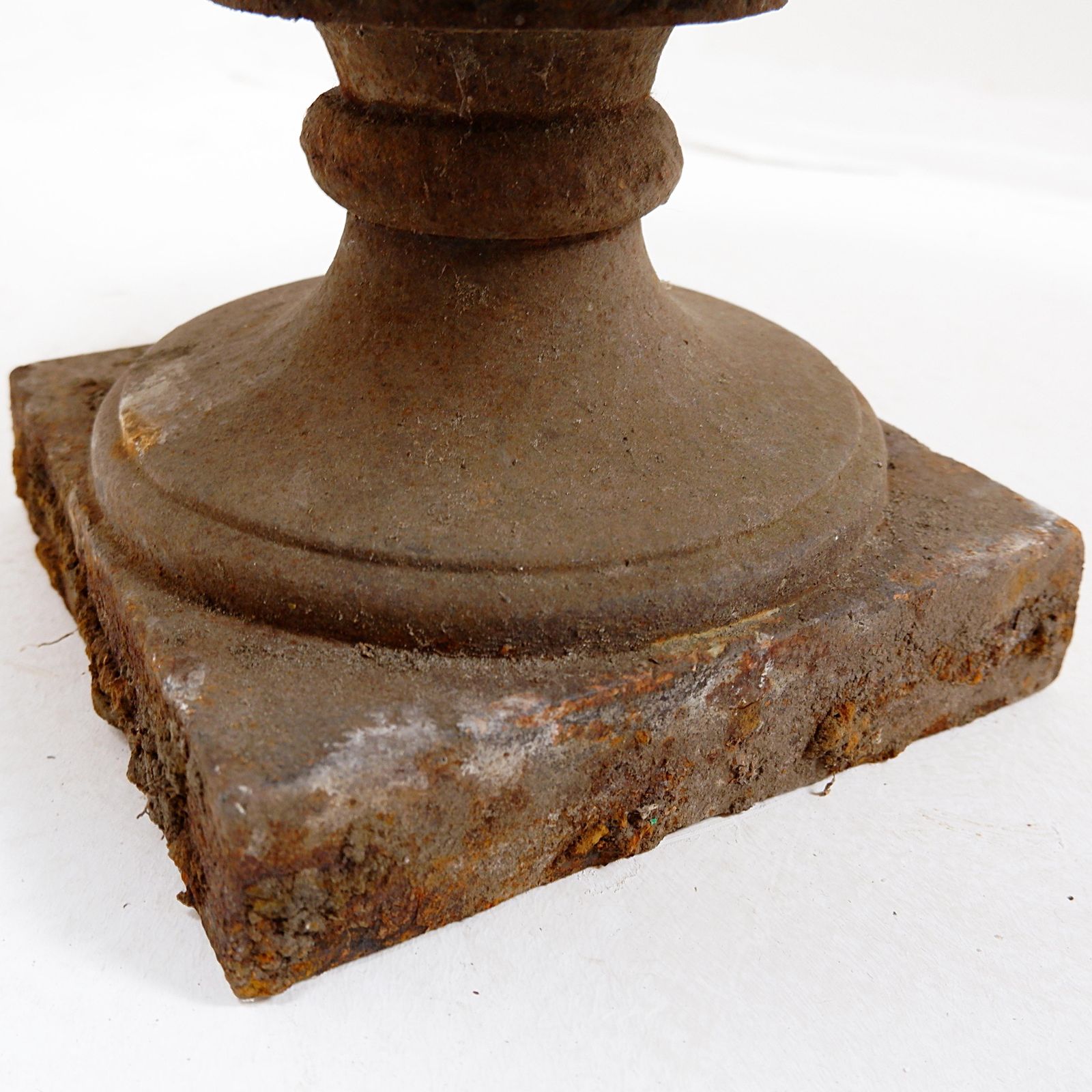 photo vinterior Pair Of Cast Iron Medici Planters   Late 19th Century