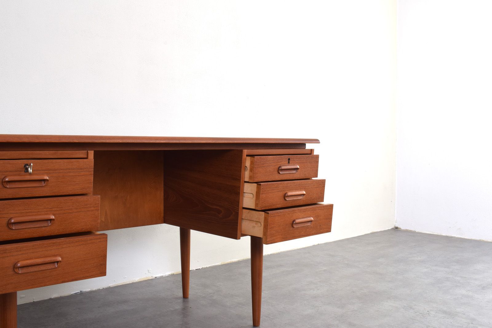 photo vinterior Mid Century Danish Teak Executive Desk, 1960s.