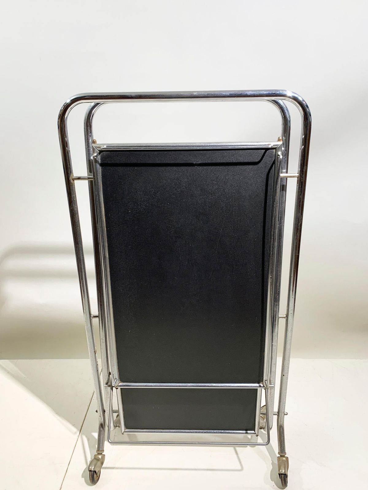 photo vinterior Mid 20th Century Folding Bar Cart In Chrome And Black By Richard, Circa 1960's