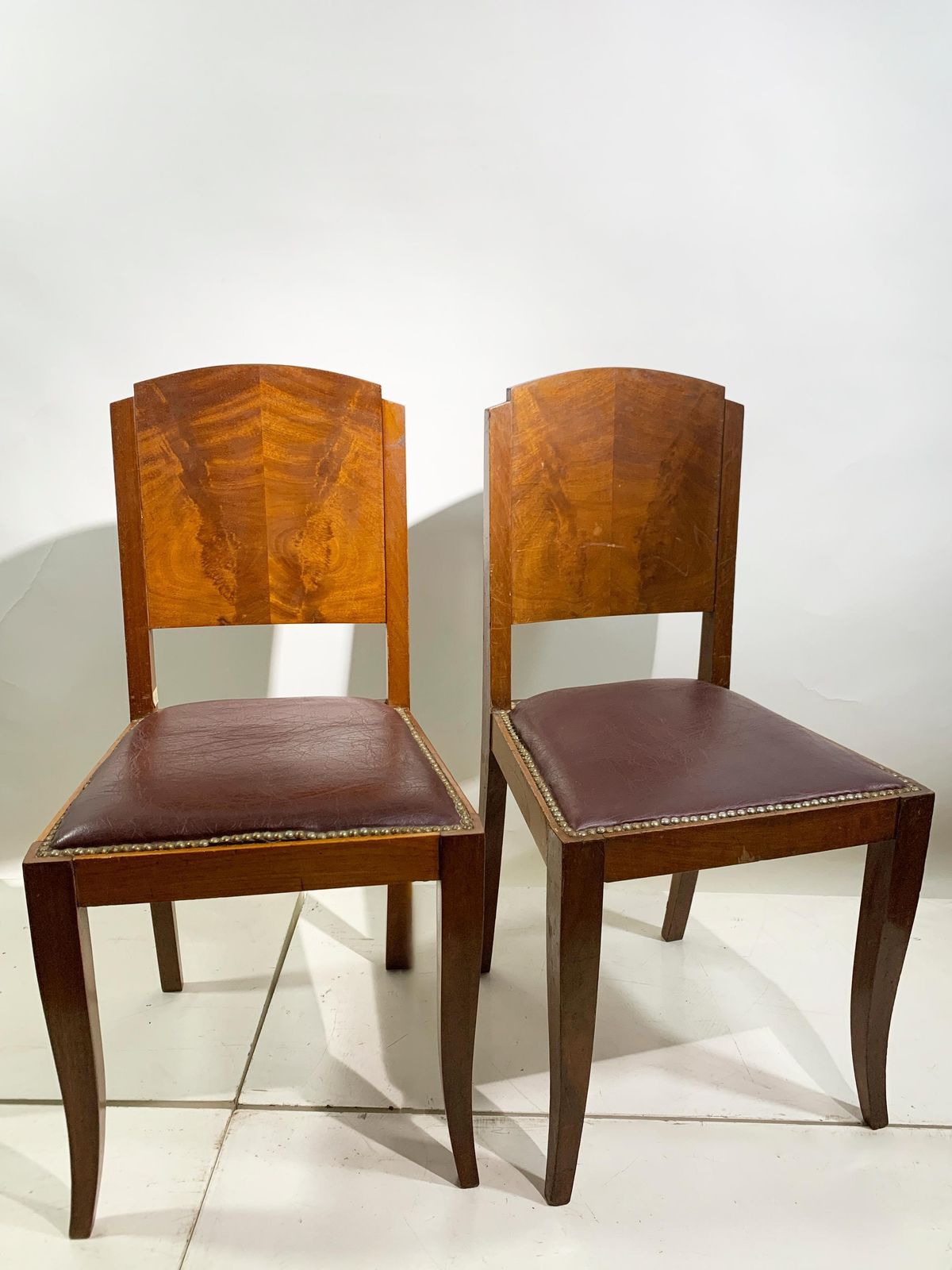 photo vintage Set Of 6 Art Deco Dining Chairs In Walnut And Burgundy Leather, France, 1930's