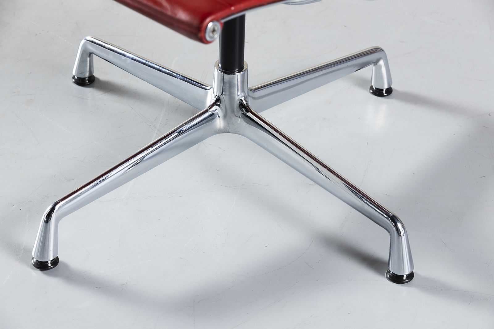 photo vinterior Sale !  Vitra Aluminum Chair Ea 108 In Red Leather By  Charles And Ray Eames, Germany, 1990's