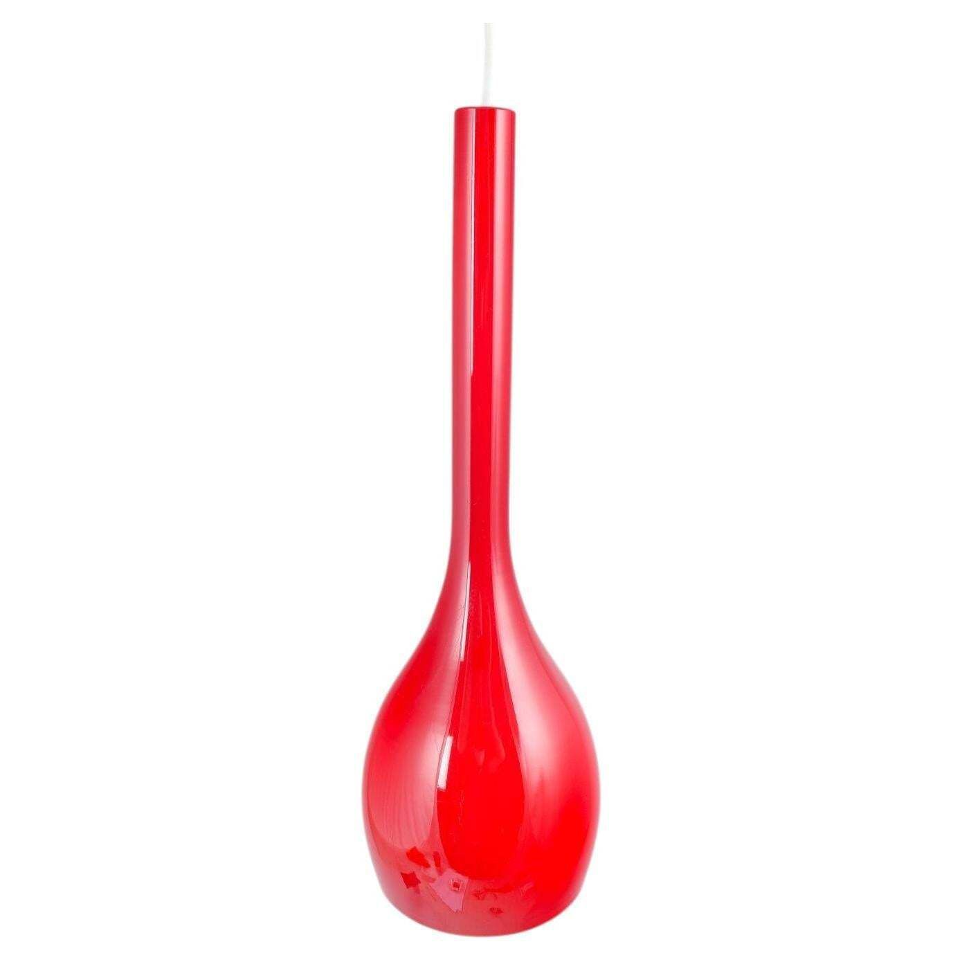 Suspension scandinave en verre d'art rouge brillant, forme goutte. Fin du XXe siècle.