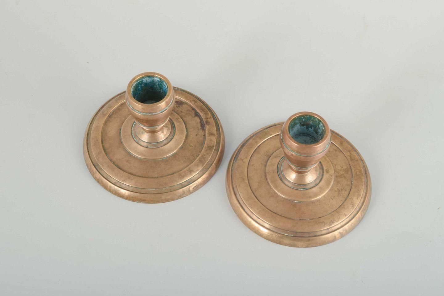 Cawa, Denmark. Paire de bougeoirs en laiton massif à base circulaire. photo furniture