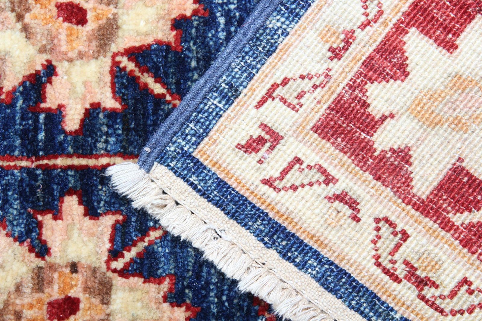 Blauwe traditionele loper, marineblauw wollen vloerkleed, oosters tapijt photo Textiel