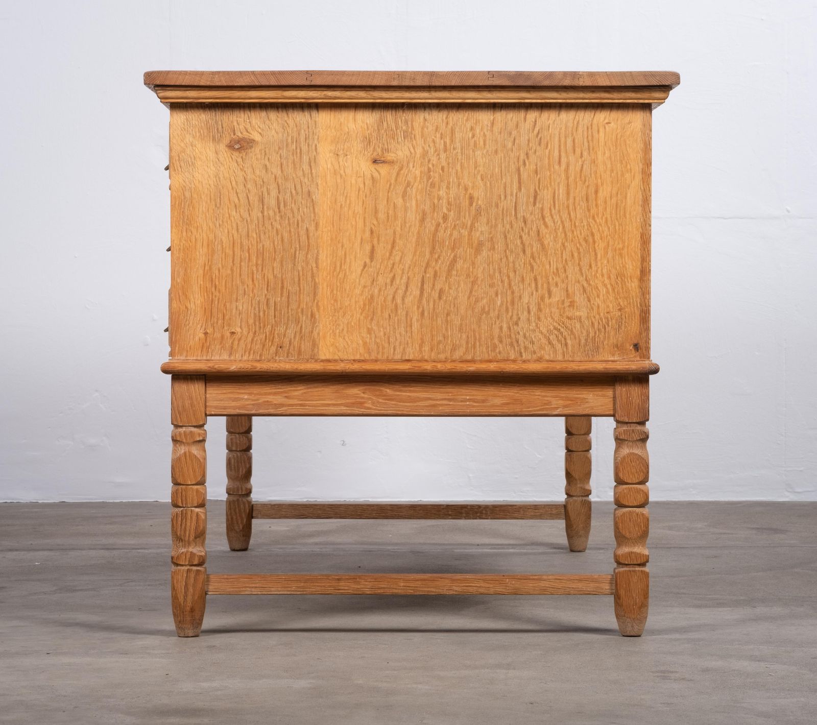 photo for sale Vrijstaand Eiken Bureau Toegeschreven Aan Henning Kjærnulf, Denemarken, Jaren 1960