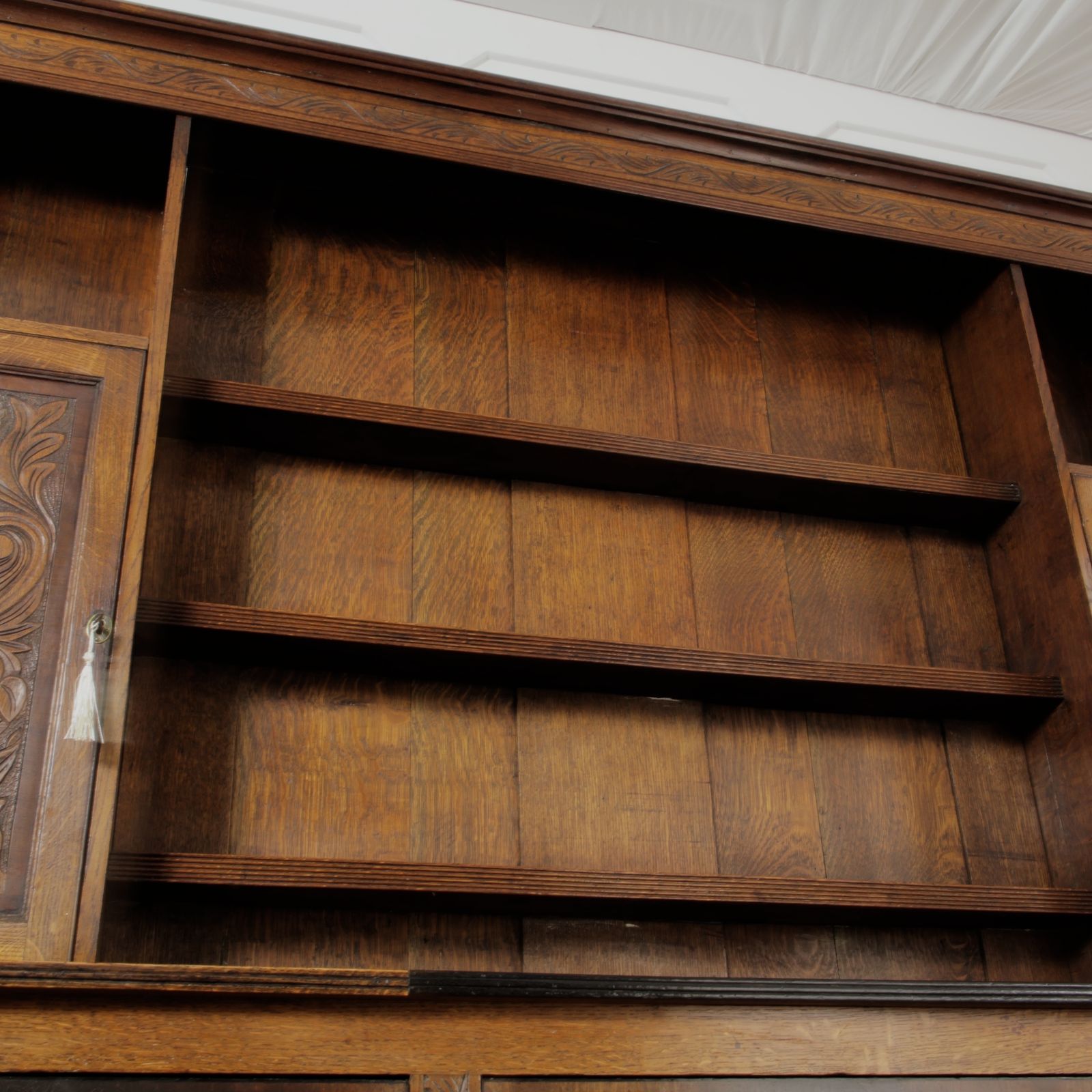 photo vintage Mid 19th Century Carved Oak Dresser / Sideboard
