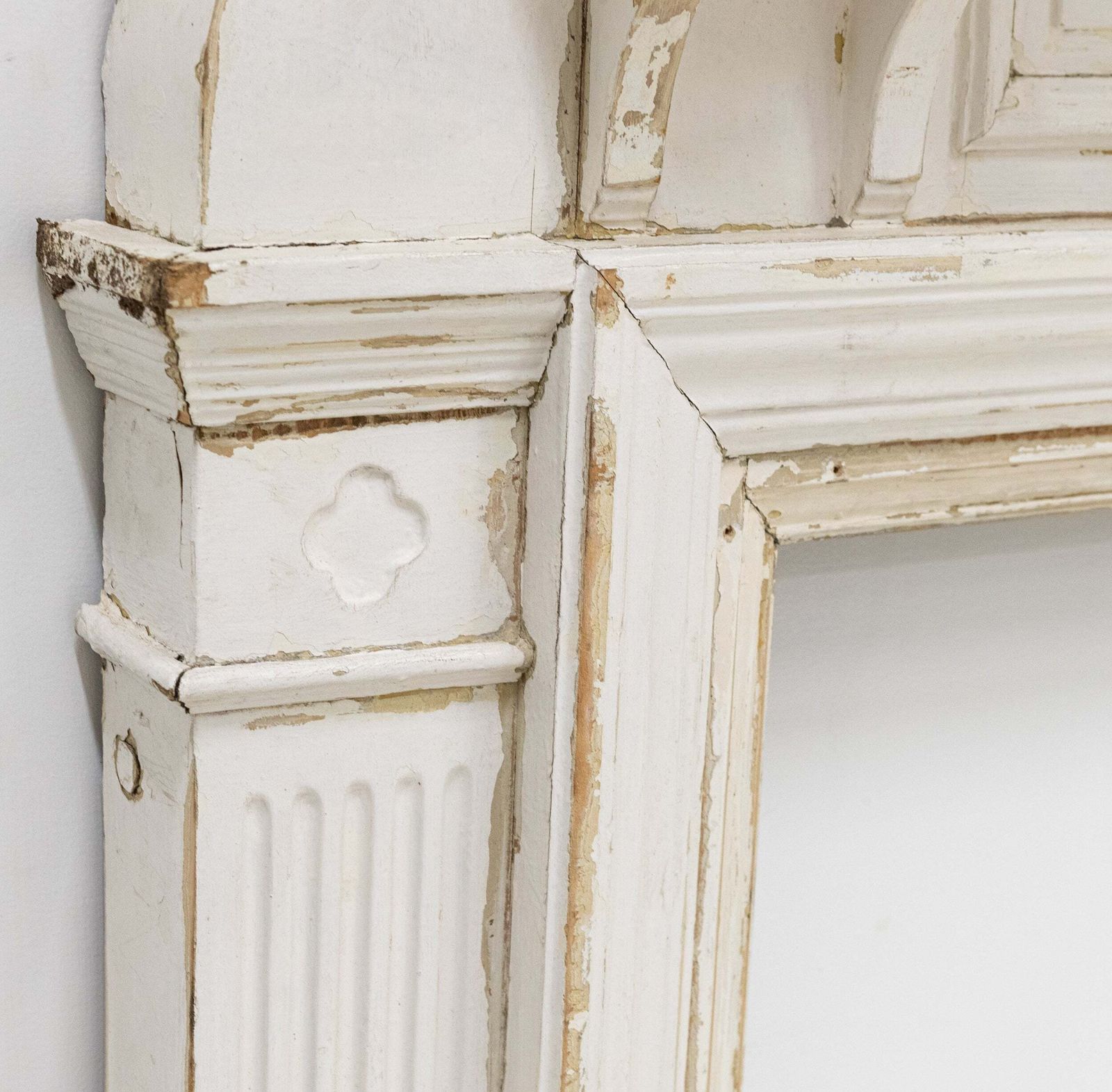 photo vintage Antique Wooden Fireplace Surround
