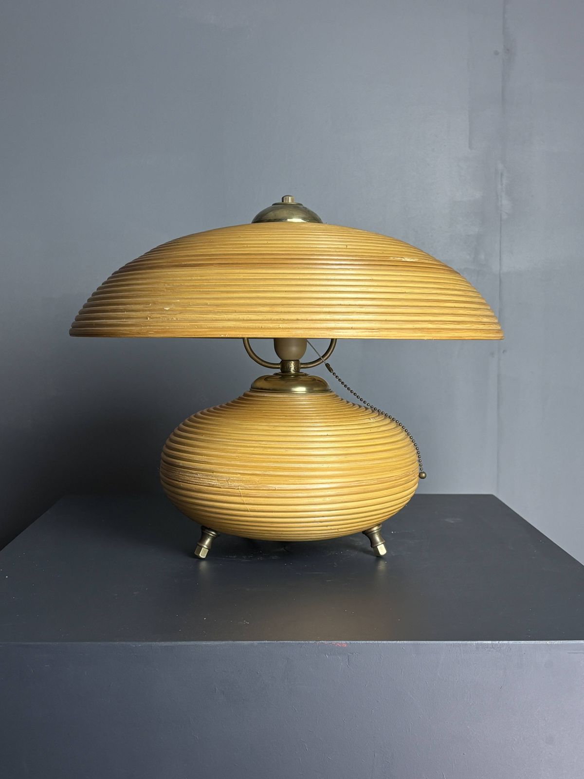 Lampe de table en rotin jonc crayon et laiton, abat-jour champignon, Italie, années 1970 photo Luminaires