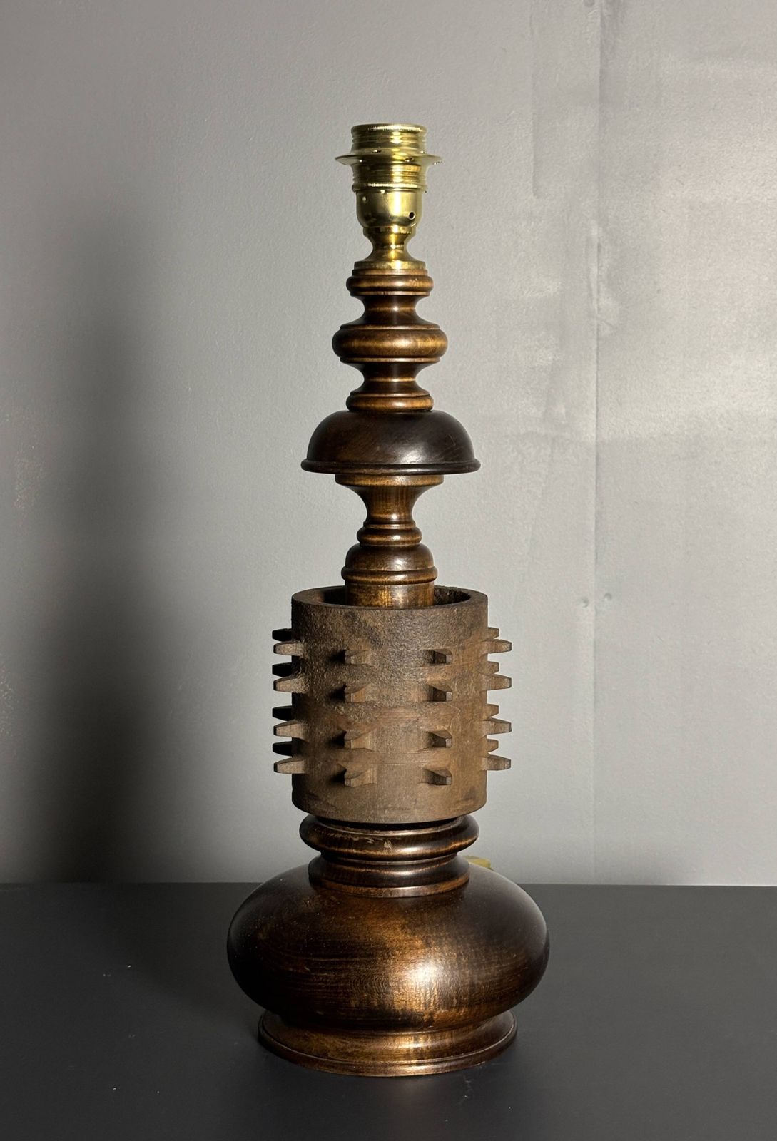Grande lampe de table brutaliste en bois tourné et fonte, années 1960 photo furniture
