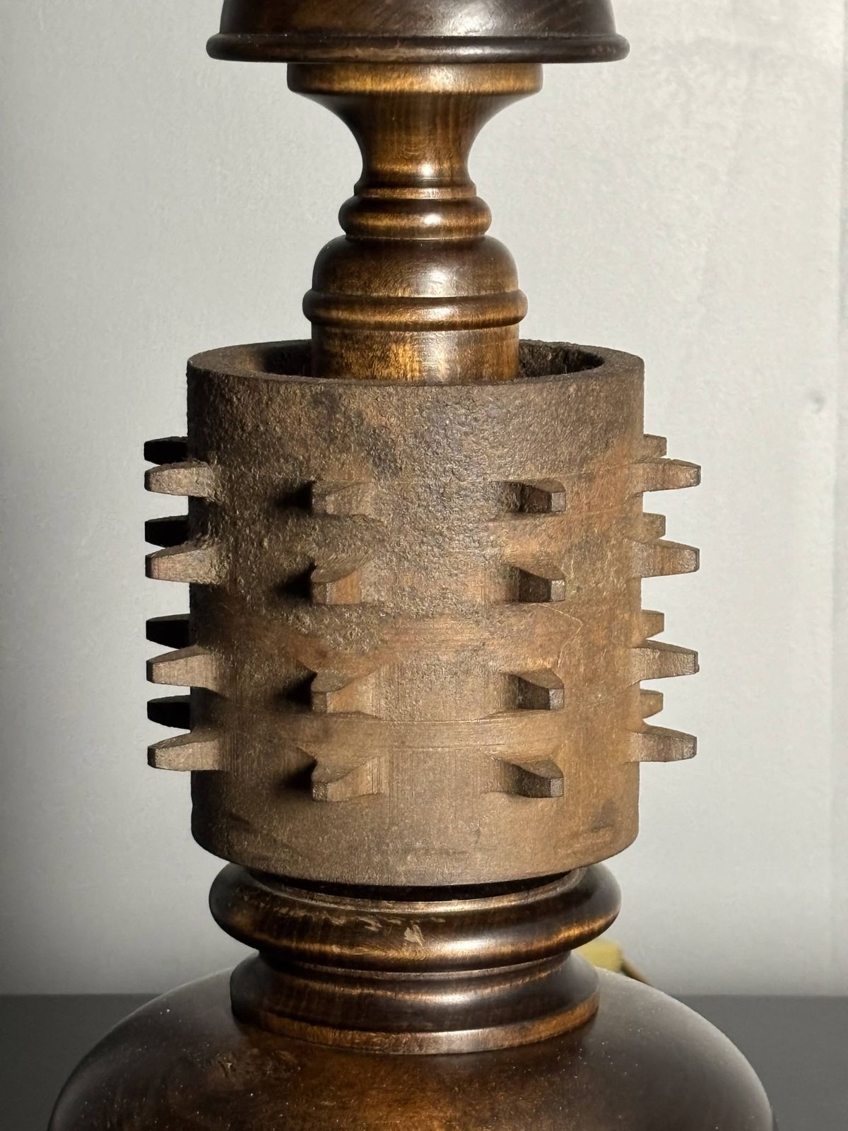 Grande lampe de table brutaliste en bois tourné et fonte, années 1960 photo Luminaires