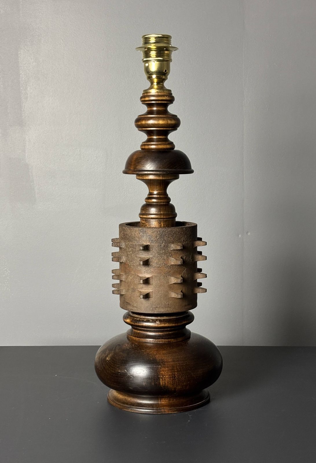 Grande lampe de table brutaliste en bois tourné et fonte, années 1960 photo buy