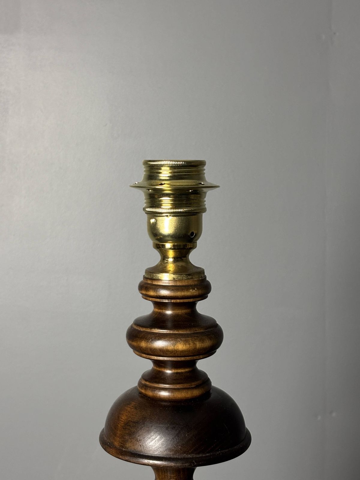 photo furniture Grande lampe de table brutaliste en bois tourné et fonte, années 1960