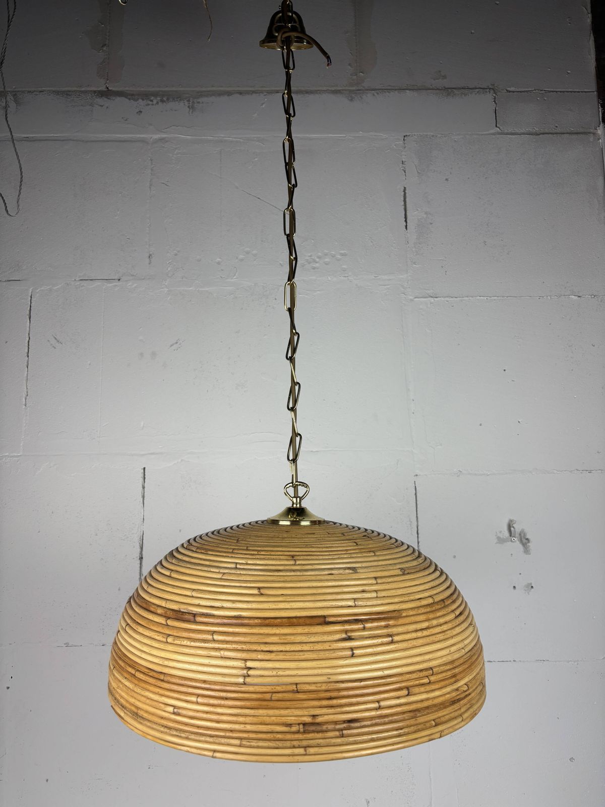 Suspension mid-century en jonc, rotin, bambou et laiton, photo for sale