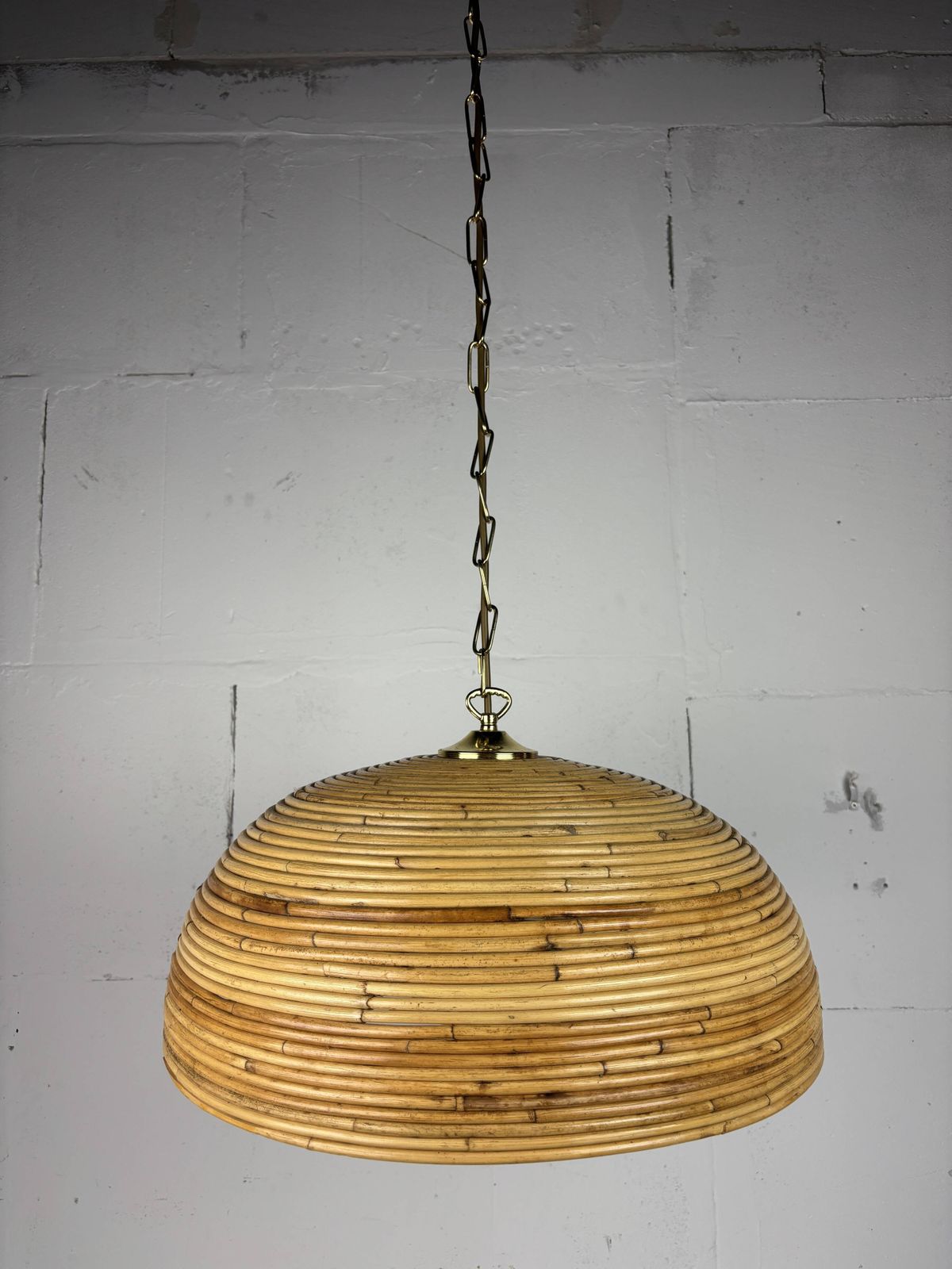 Suspension mid-century en jonc, rotin, bambou et laiton, photo Luminaires