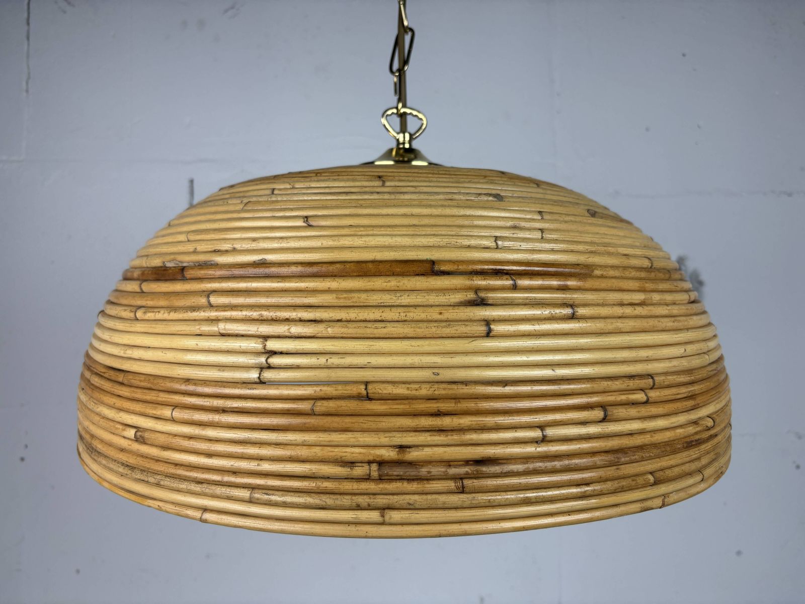 642.0 Suspension mid-century en jonc, rotin, bambou et laiton, photo