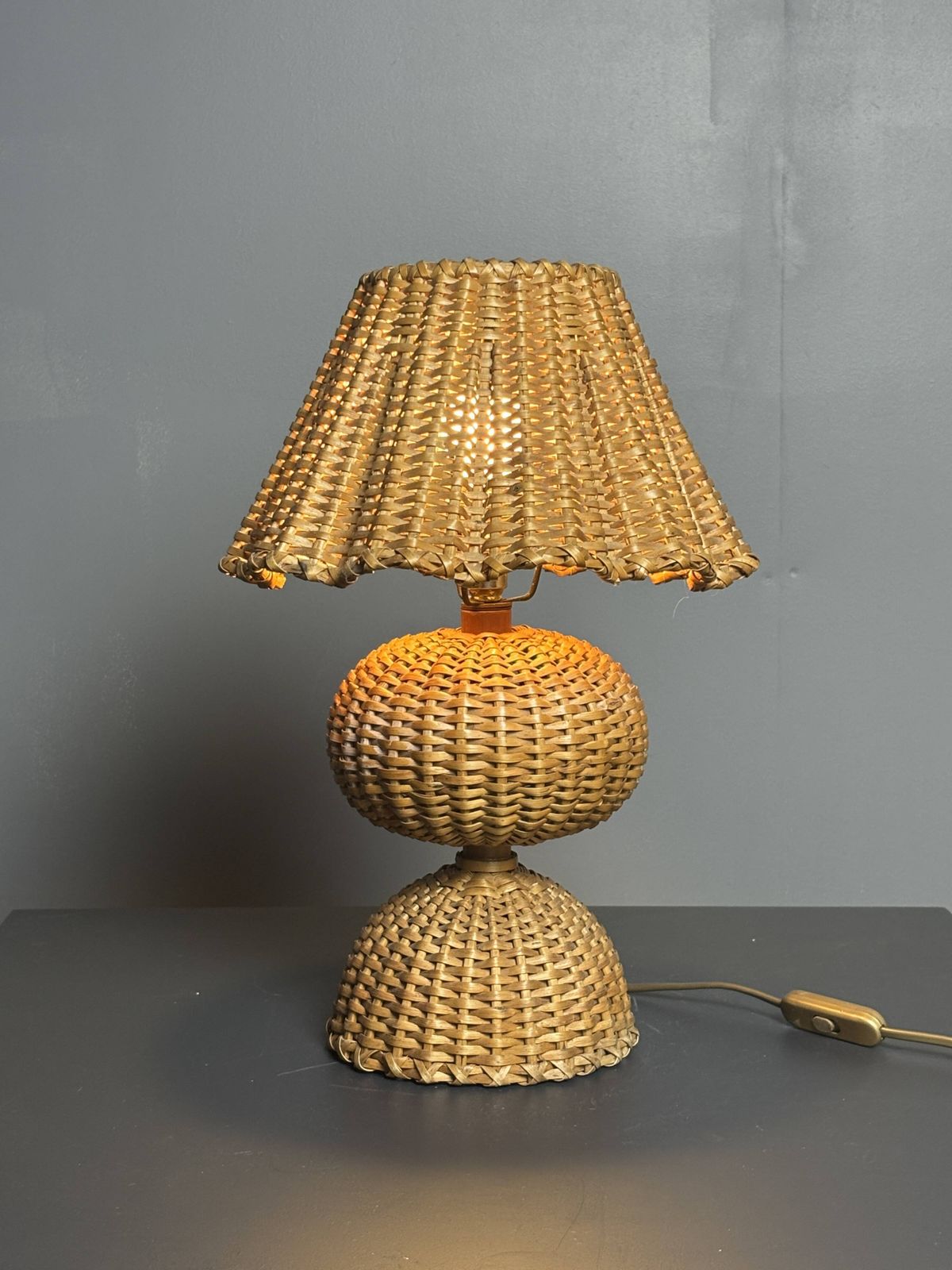 photo vintage Page 1 sur 16 - Lampe de table mid-century en rotin et osier, forme champignon, années 1950