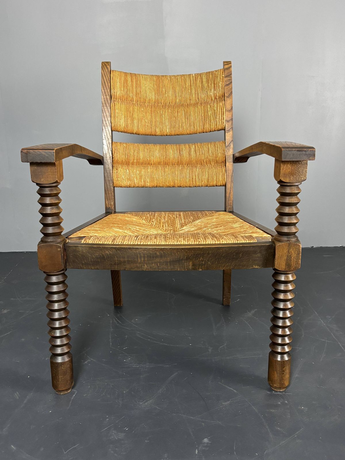 Fauteuil à pieds tournés en jonc, dans le style de Charles Dudouyt, France, années 1950 photo furniture
