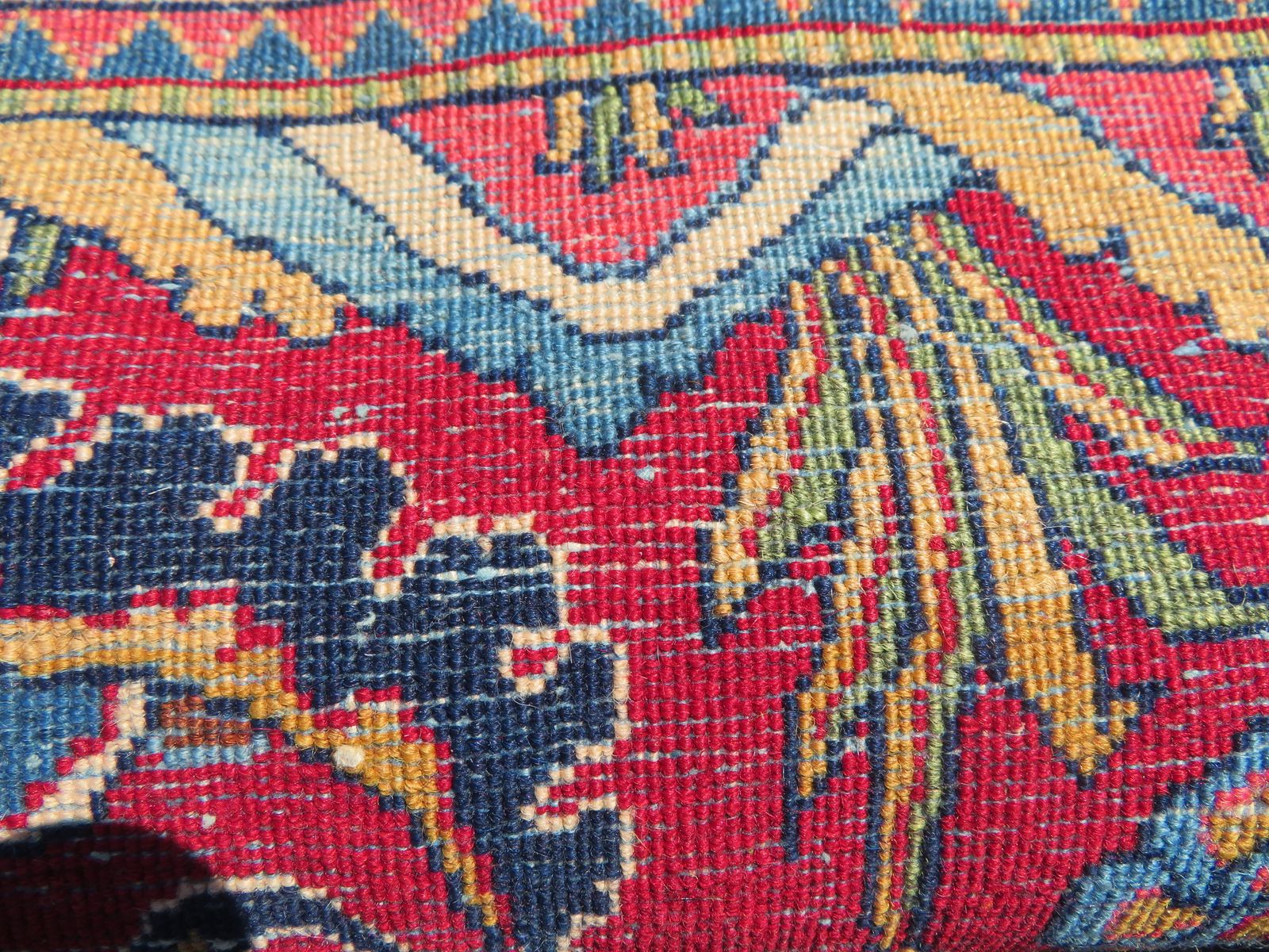 photo vintage Antique Pictorial Floral Rug. 211cm X 136cm.