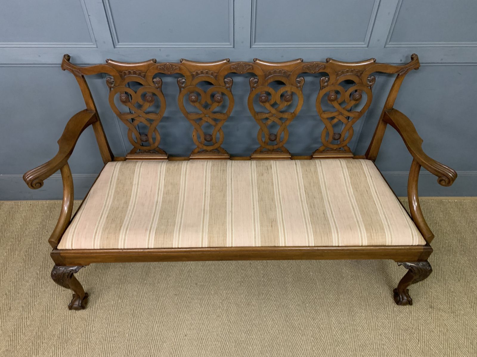 Chippendale Style Carved Mahogany Settee photo vinterior