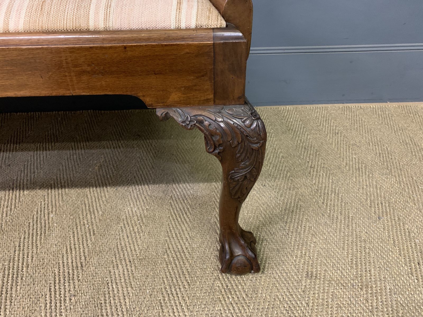 photo vintage Chippendale Style Carved Mahogany Settee