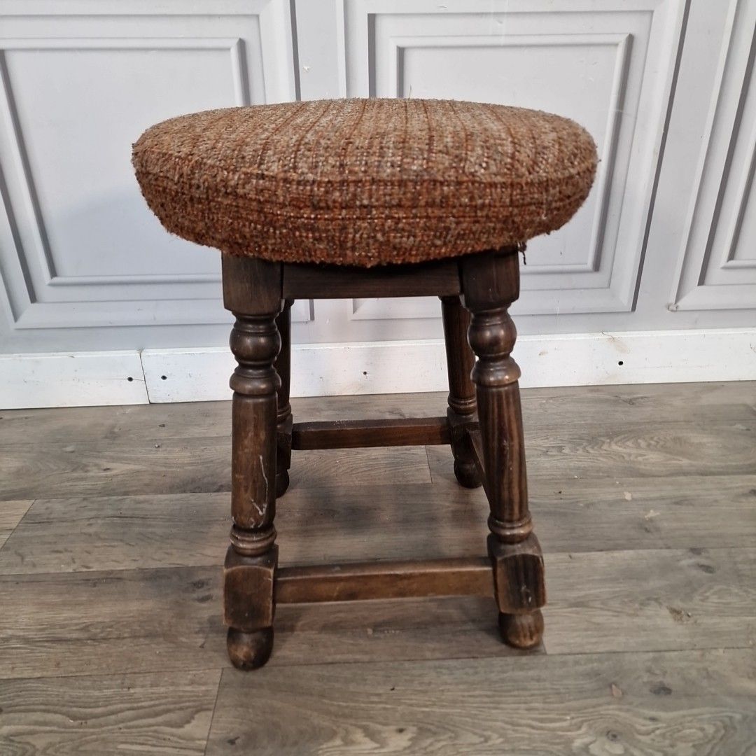 photo vintage Vintage Wooden Pub Stool Upholstered Seat Bar Chair Turned Legs Retro Mancave