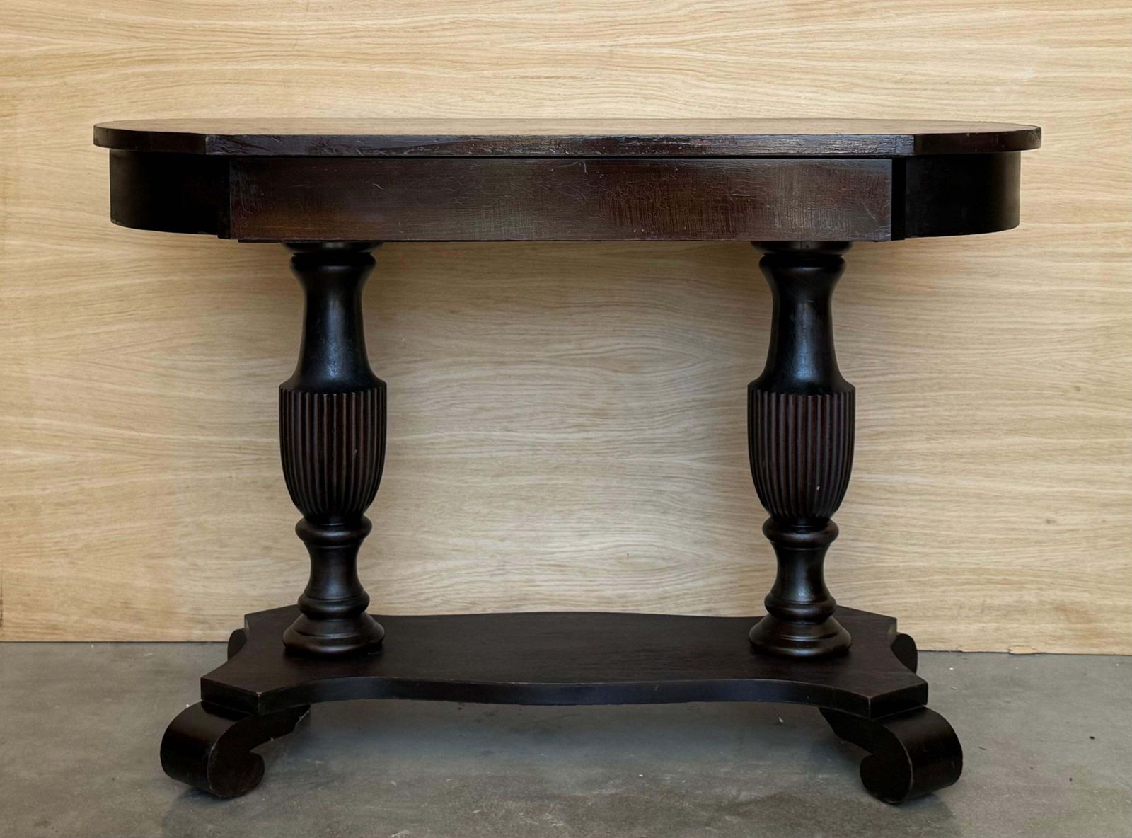 Table de jeu ou bureau américain de style Federal en noyer sculpté, New York, vers 1810 photo for sale