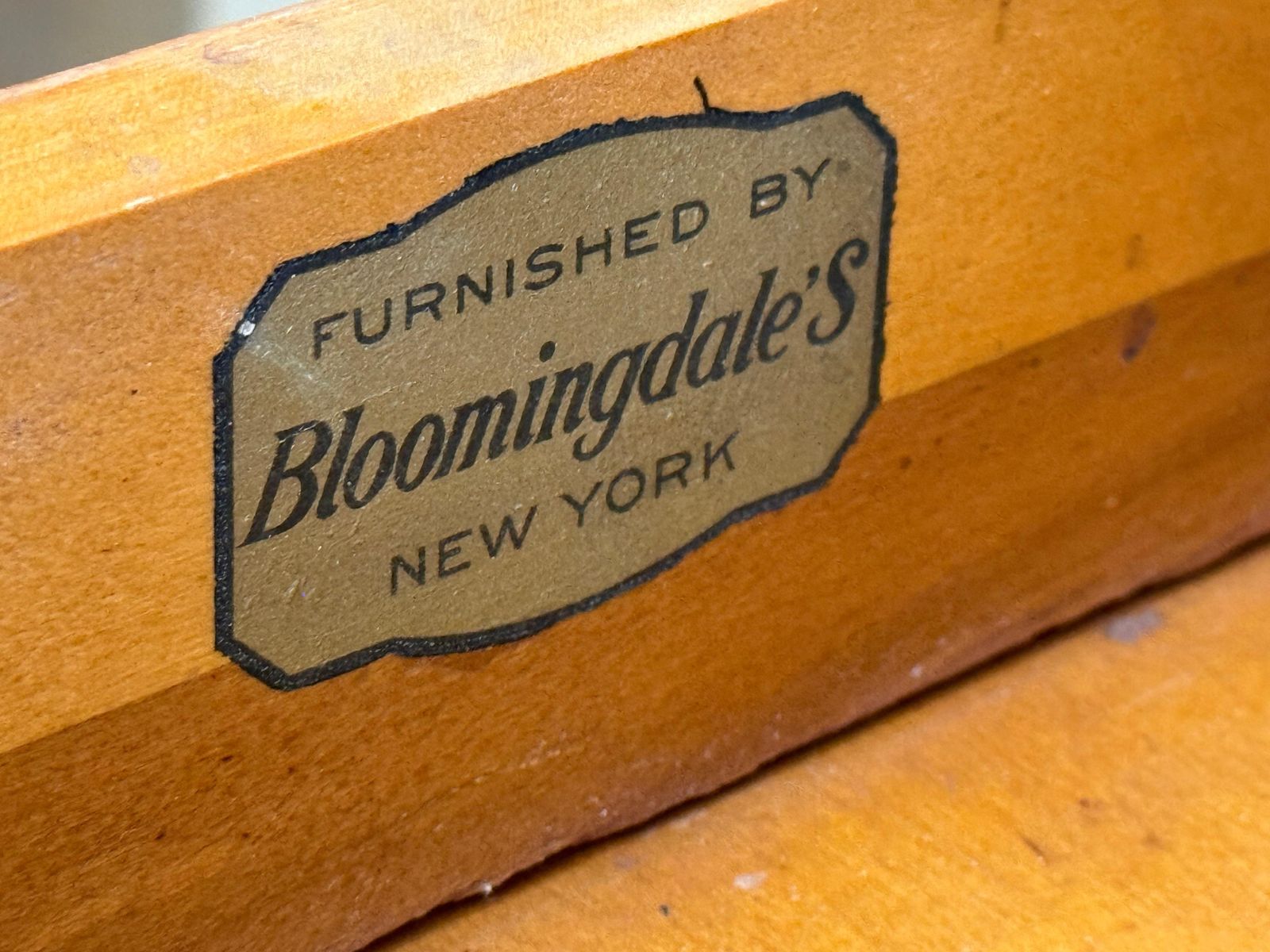 photo for sale Table de jeu ou bureau américain de style Federal en noyer sculpté, New York, vers 1810