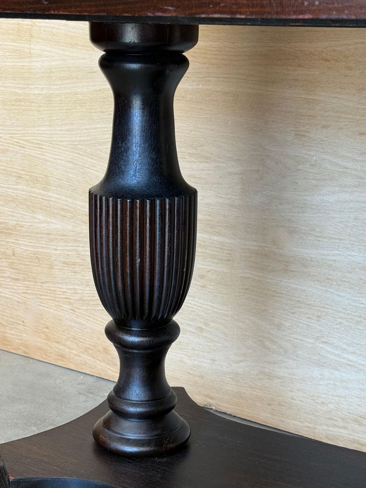 Mobilier Table de jeu ou bureau américain de style Federal en noyer sculpté, New York, vers 1810 photo