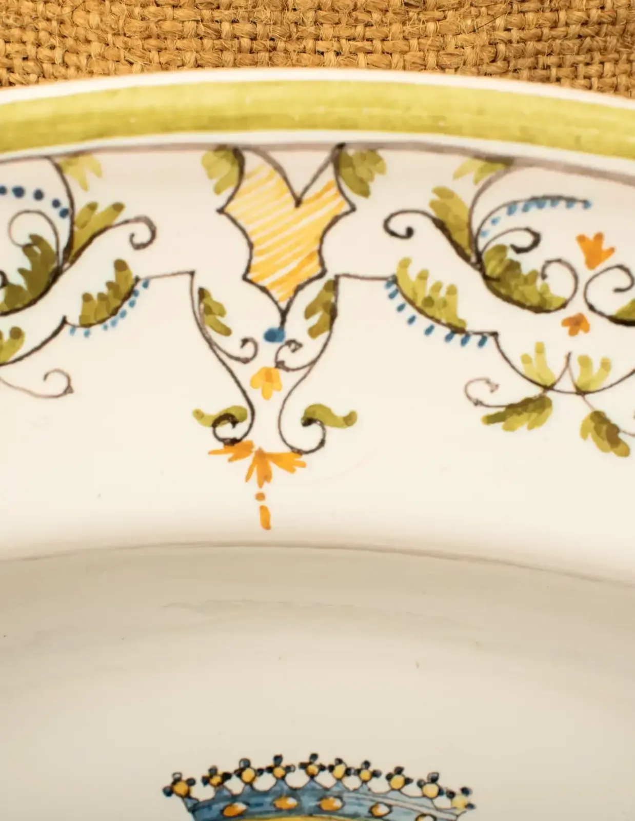 Plat à barbe en porcelaine française, « Italien à Moustiers », début du XXe siècle photo vinterior