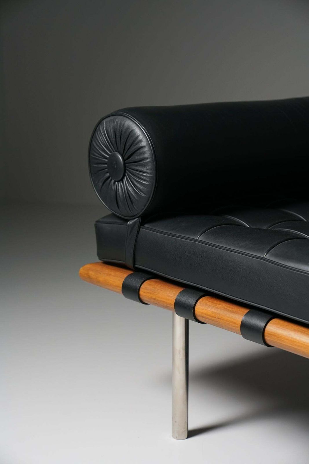 Bacelona Daybed, Ludwig Mies Van Der Rohe, Knoll, Early 2000s photo Furniture