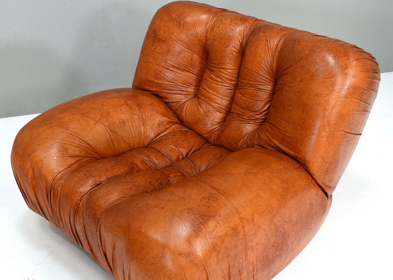photo for sale Giuseppe Rossi Di Albizzate Lounge Chairs In Leather, Italy – 1970’s