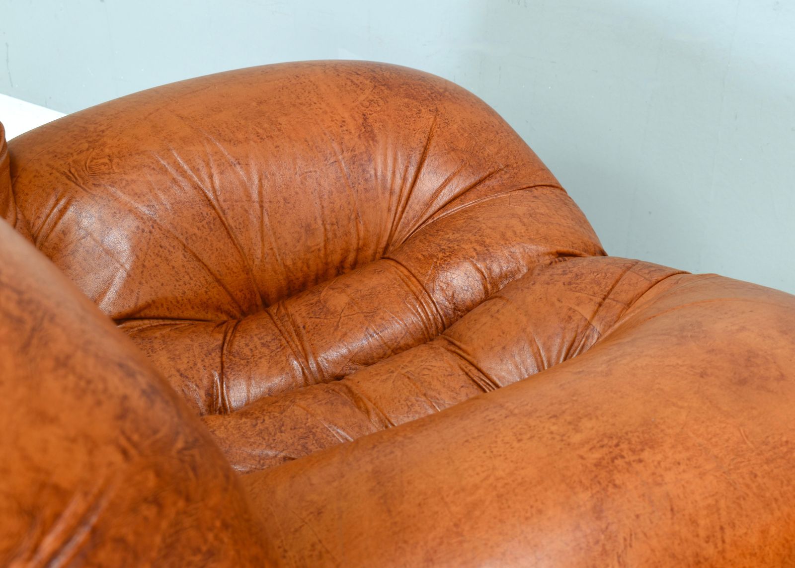 photo vinterior Giuseppe Rossi Di Albizzate Lounge Chairs In Leather, Italy – 1970’s