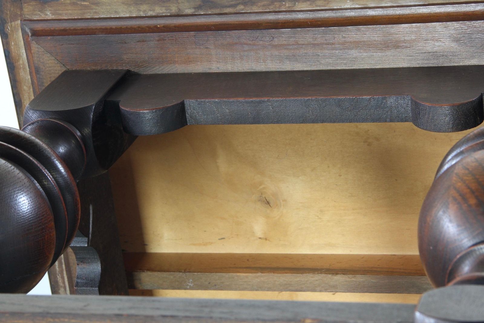 photo for sale Vintage Renaissance Revival Donkereiken Salontafel, Begin 20e Eeuw.