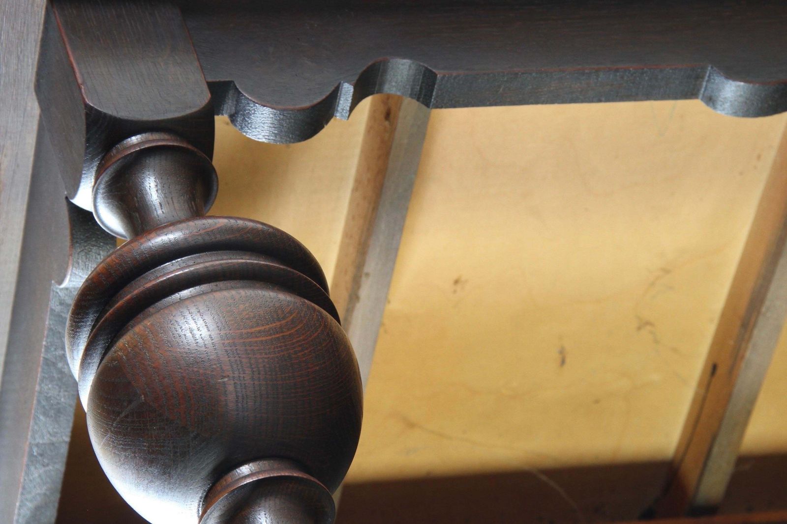 1421.0 Vintage Renaissance Revival Donkereiken Salontafel, Begin 20e Eeuw. photo