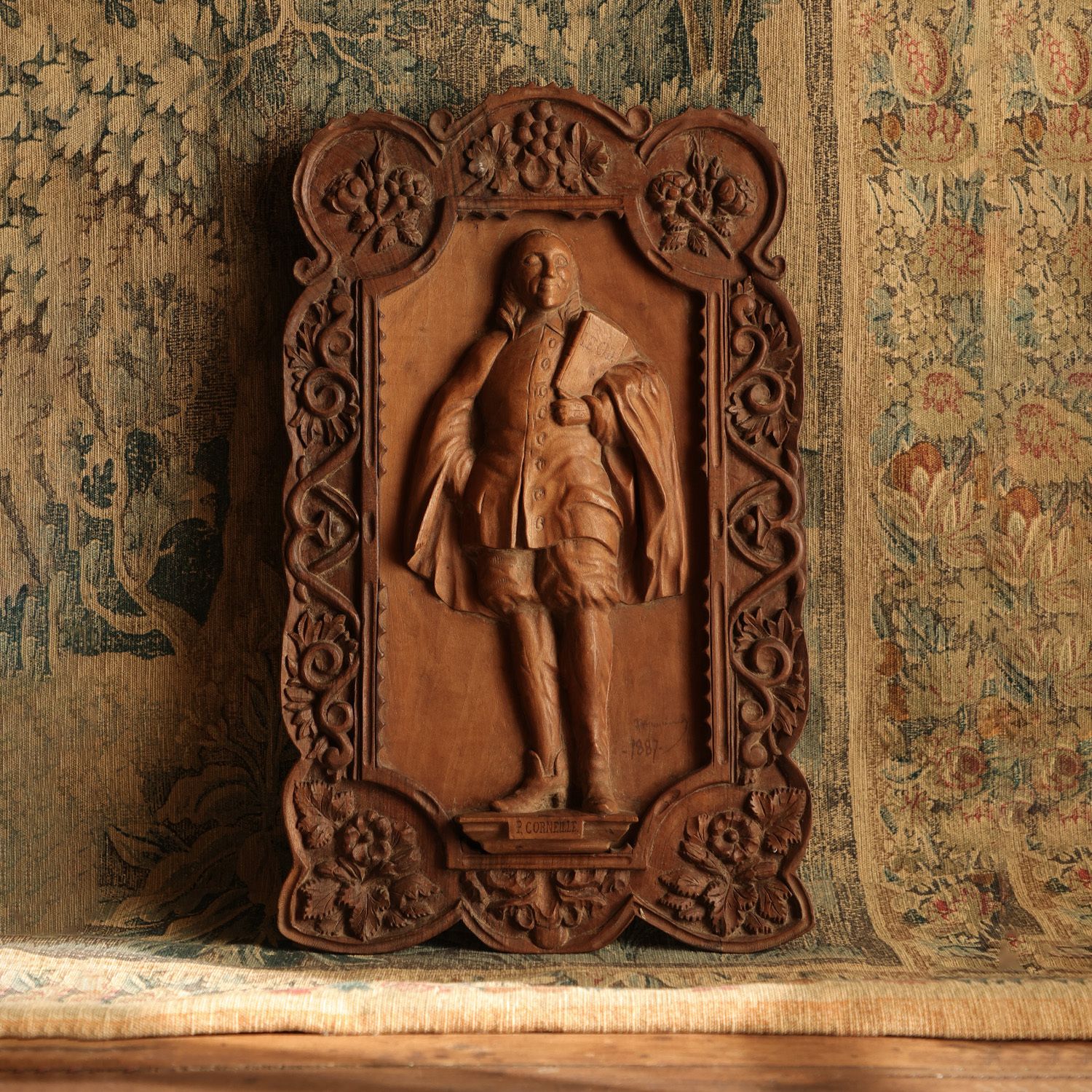 Panneau en relief français en noyer sculpté à la main représentant le dramaturge Jean Racine (1639-1699), signé et daté 1889 photo furniture